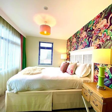Stunning 3 Bedroom Penthouse Apartment - Free Parking & Wifi - 1 Minute Walk To Poole Quay - Great Location - Free Parking - Fast Wifi - Smart Tv - Newly Decorated - Sleeps Up To 6! Close To Poole & Bournemouth & Sandbanks Extérieur photo