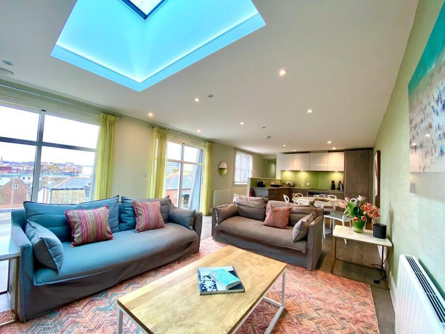 Stunning 3 Bedroom Penthouse Apartment - Free Parking & Wifi - 1 Minute Walk To Poole Quay - Great Location - Free Parking - Fast Wifi - Smart Tv - Newly Decorated - Sleeps Up To 6! Close To Poole & Bournemouth & Sandbanks Extérieur photo