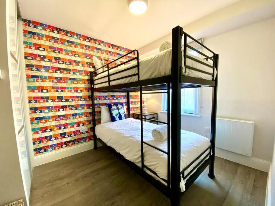 Stunning 3 Bedroom Penthouse Apartment - Free Parking & Wifi - 1 Minute Walk To Poole Quay - Great Location - Free Parking - Fast Wifi - Smart Tv - Newly Decorated - Sleeps Up To 6! Close To Poole & Bournemouth & Sandbanks Extérieur photo