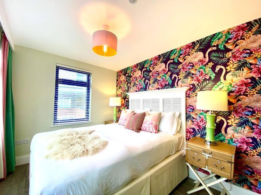 Stunning 3 Bedroom Penthouse Apartment - Free Parking & Wifi - 1 Minute Walk To Poole Quay - Great Location - Free Parking - Fast Wifi - Smart Tv - Newly Decorated - Sleeps Up To 6! Close To Poole & Bournemouth & Sandbanks Extérieur photo