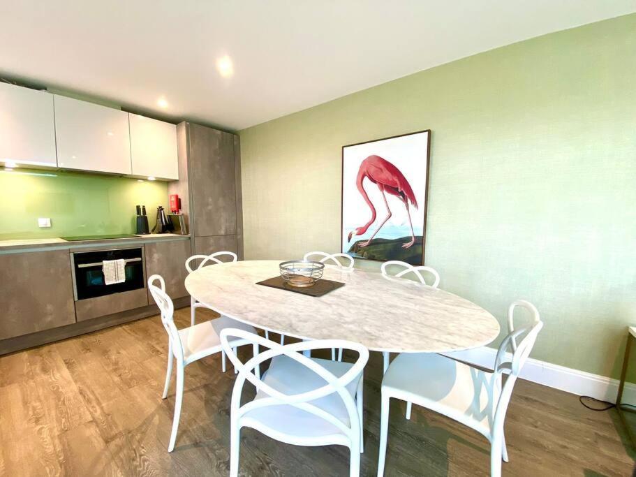 Stunning 3 Bedroom Penthouse Apartment - Free Parking & Wifi - 1 Minute Walk To Poole Quay - Great Location - Free Parking - Fast Wifi - Smart Tv - Newly Decorated - Sleeps Up To 6! Close To Poole & Bournemouth & Sandbanks Extérieur photo