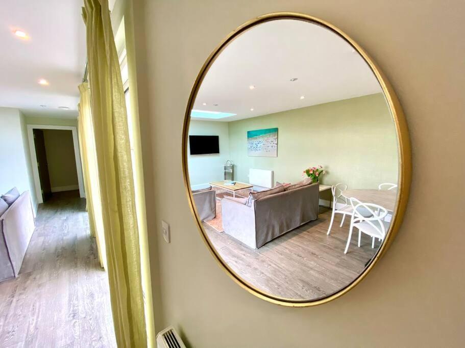 Stunning 3 Bedroom Penthouse Apartment - Free Parking & Wifi - 1 Minute Walk To Poole Quay - Great Location - Free Parking - Fast Wifi - Smart Tv - Newly Decorated - Sleeps Up To 6! Close To Poole & Bournemouth & Sandbanks Extérieur photo