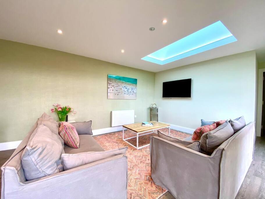 Stunning 3 Bedroom Penthouse Apartment - Free Parking & Wifi - 1 Minute Walk To Poole Quay - Great Location - Free Parking - Fast Wifi - Smart Tv - Newly Decorated - Sleeps Up To 6! Close To Poole & Bournemouth & Sandbanks Extérieur photo