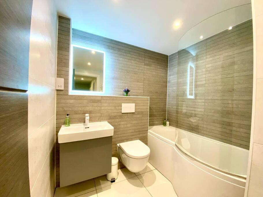 Stunning 3 Bedroom Penthouse Apartment - Free Parking & Wifi - 1 Minute Walk To Poole Quay - Great Location - Free Parking - Fast Wifi - Smart Tv - Newly Decorated - Sleeps Up To 6! Close To Poole & Bournemouth & Sandbanks Extérieur photo