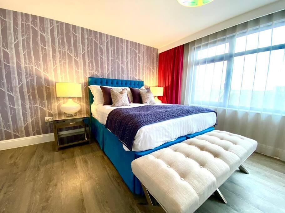 Stunning 3 Bedroom Penthouse Apartment - Free Parking & Wifi - 1 Minute Walk To Poole Quay - Great Location - Free Parking - Fast Wifi - Smart Tv - Newly Decorated - Sleeps Up To 6! Close To Poole & Bournemouth & Sandbanks Extérieur photo