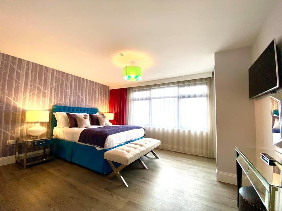 Stunning 3 Bedroom Penthouse Apartment - Free Parking & Wifi - 1 Minute Walk To Poole Quay - Great Location - Free Parking - Fast Wifi - Smart Tv - Newly Decorated - Sleeps Up To 6! Close To Poole & Bournemouth & Sandbanks Extérieur photo