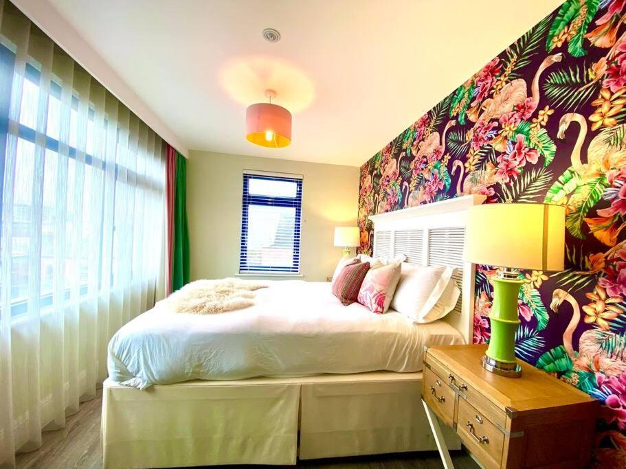 Stunning 3 Bedroom Penthouse Apartment - Free Parking & Wifi - 1 Minute Walk To Poole Quay - Great Location - Free Parking - Fast Wifi - Smart Tv - Newly Decorated - Sleeps Up To 6! Close To Poole & Bournemouth & Sandbanks Extérieur photo