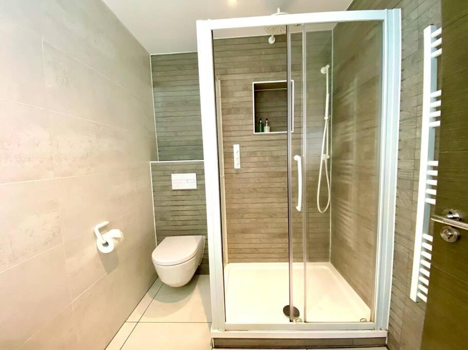 Stunning 3 Bedroom Penthouse Apartment - Free Parking & Wifi - 1 Minute Walk To Poole Quay - Great Location - Free Parking - Fast Wifi - Smart Tv - Newly Decorated - Sleeps Up To 6! Close To Poole & Bournemouth & Sandbanks Extérieur photo